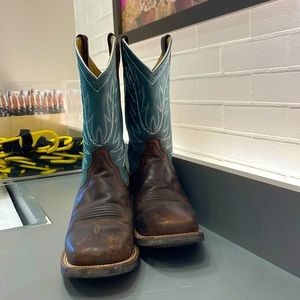 Lightly worn, practically brand new. Men’s size 9, can fit women’s size 7.5-8